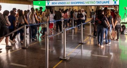 Fila para entrar em um shopping na cidade de São Paulo, após o relaxamaento da quarentena na capital no último dia 11.