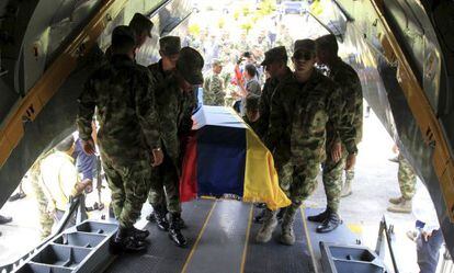 Traslado de soldados mortos em Colômbia em 2014.