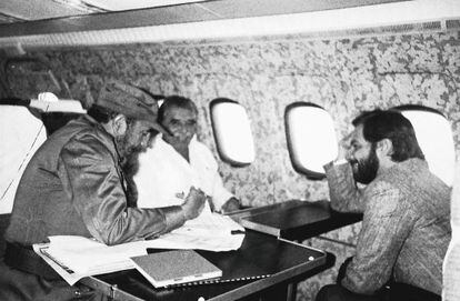 Fidel Castro, Gabriel García Márquez e Juan Luis Cebrián, em um voo de Havana a Manágua em 1985.