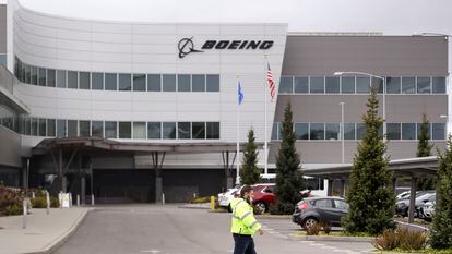 Funcionário passa diante da fábrica da Boeing em Everett (Washington, EUA), na terça-feira passada.