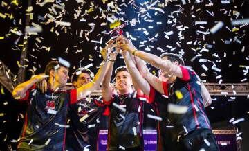 O Baskonia de ‘League of Legends’ ergue o troféu de campeão da liga espanhola.