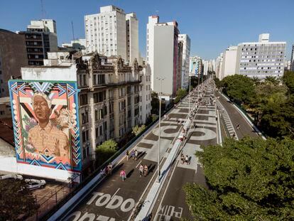 Vista aérea do elevado Minhocão, transformado nos últimos tempos em uma grande galeria de murais. O da esquerda é em homenagem a Nelson Mandela que assinam Diego Mouro e Criola. 