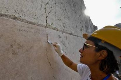 Arqueóloga aponta a inscrição achada
