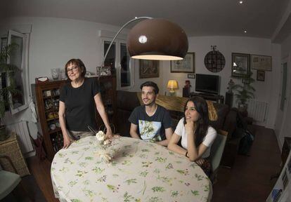 Da esquerda para direita, Visitación Gracia, Reynaldo Homen e Liseth Quintero, colegas de apartamento no bairro de Prosperidad, Madri.