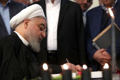 O presidente do Irã, Hasan Rohani, assina livro com nome das vítimas de queda de avião abatido elas Forças Armadas iranianas, em foto de divulgação desta quarta.