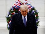 El presidente de los Estados Unidos, Donald Trump, tras colocar una ofrenda floral en la Tumba del Soldado Desconocido mientras asiste a la celebración del Día de los Veteranos en el Cementerio Nacional de Arlington (Virginia).