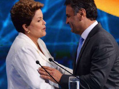 Dilma e A&eacute;cio se cumprimentam ap&oacute;s debate da Band.