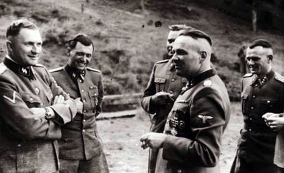 Grupo de oficiais das SS em Auschwitz, na segunda metade de 1944. O segundo a partir da esquerda é Josef Mengele