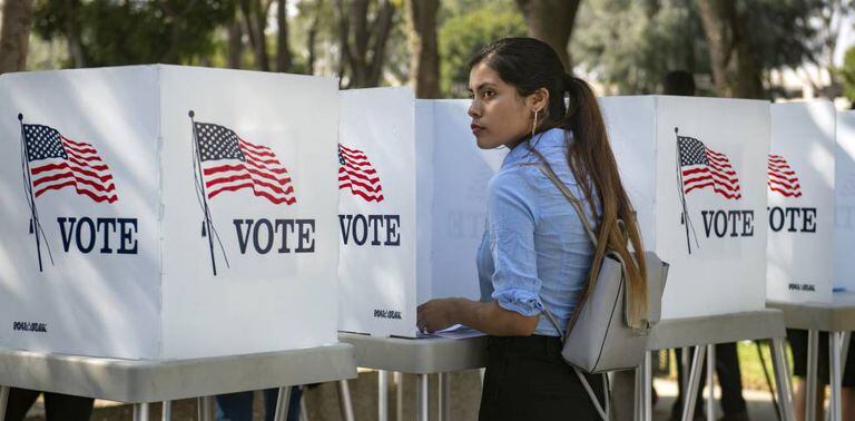 Destiny Martinez, de 18 años, vota pela primeira vez, Califórnia.