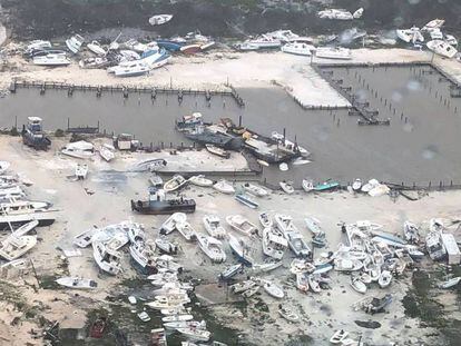 Barcos arrasados, em um porto esportivo em Bahamas.