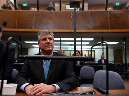 O ex-vice-presidente kirchnerista Amado Boudou ouve a sentença dos juízes nos tribunais de Buenos Aires.
