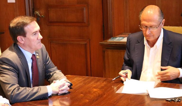 O deputado estadual Coronel Camilo (PSD), em reunião com o governador de São Paulo, Geraldo Alckmin (PSDB)