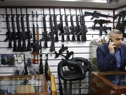 Facebook e Instagram proíbem venda de armas