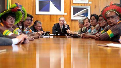 Cunha recebe no último dia 4 grupo de índios contrários à PEC 215.
