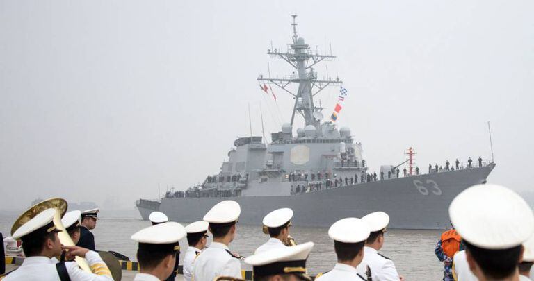 O destroier ‘USS Stethem’ chega ao porto de Xangai, em 2015.