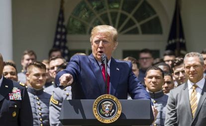Na foto, Trump, com militares na segunda-feira na Casa Branca
