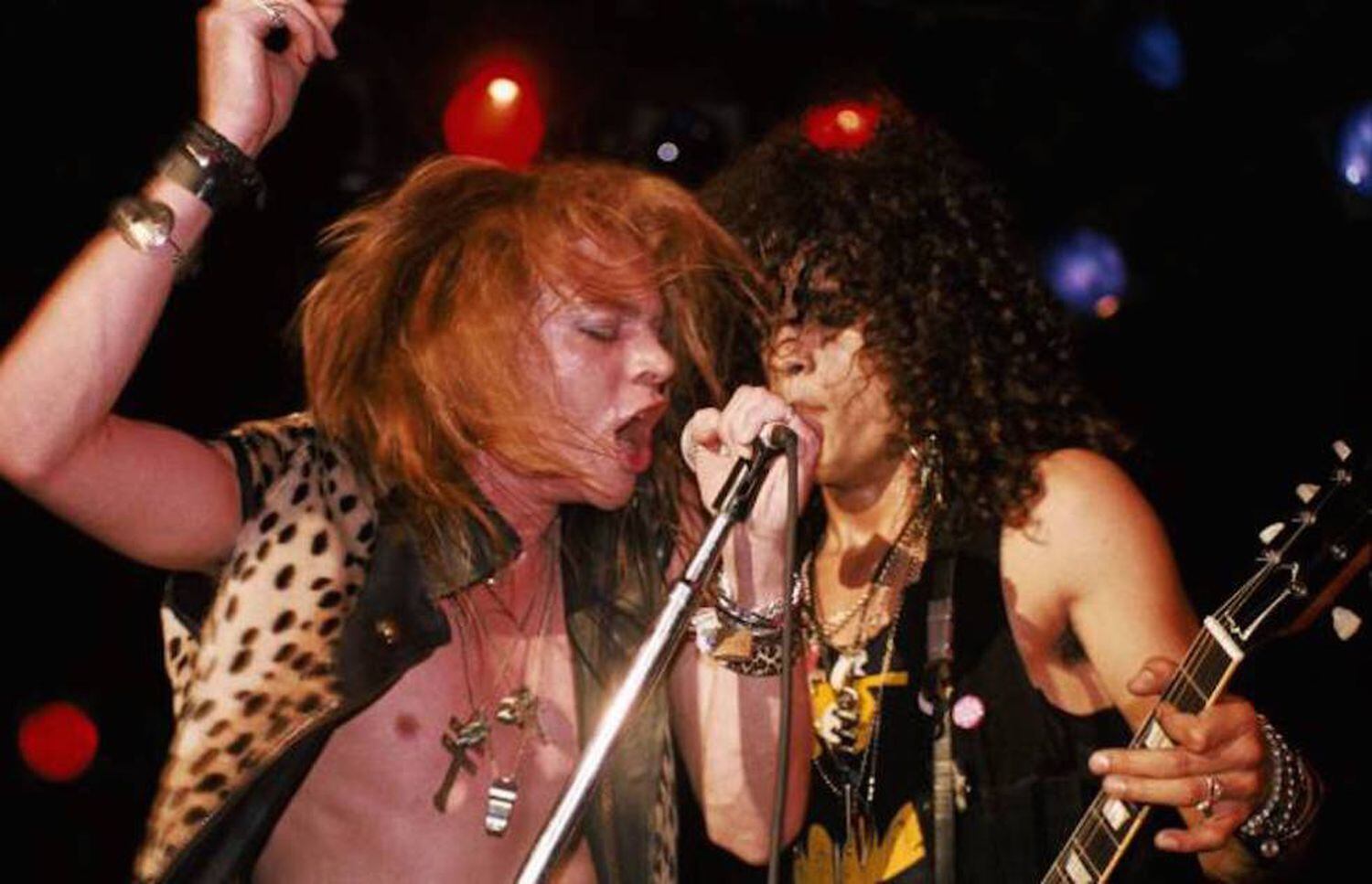 Axl Rose e Slash juraram ódio eterno, mas, contra todos os prognósticos, fumaram o cachimbo da paz. Hoje, trabalham em um novo disco do Guns N' Roses.