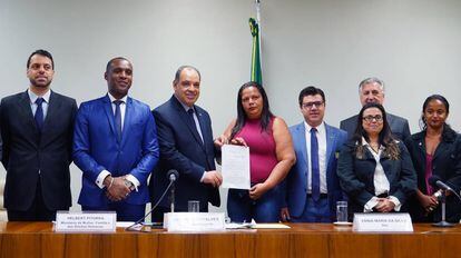 Vânia recebe o projeto de lei do deputado Roberto Alves, em Brasília.