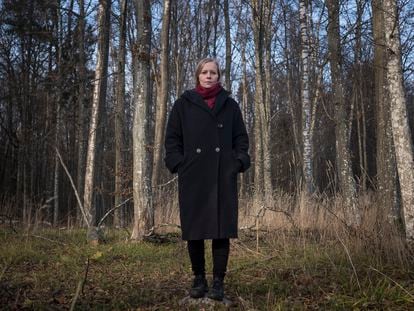 Joanna Lapinska, ativista de uma rede local de ajuda a refugiados, neste sábado, em um dos acessos à floresta de Bialowieza, no nordeste da Polônia.