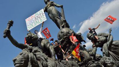 Protesto na estátua 'O triunfo da República' em Paris.