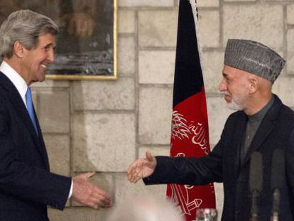 John Kerry e Hamid Karzai.