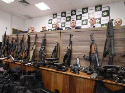 Arsenal apreendido em operação contra milícias no Rio em abril de 2018.