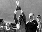 Pelé ergue o troféu de campeão do mundo ao lado do ditador Emílio Médici.