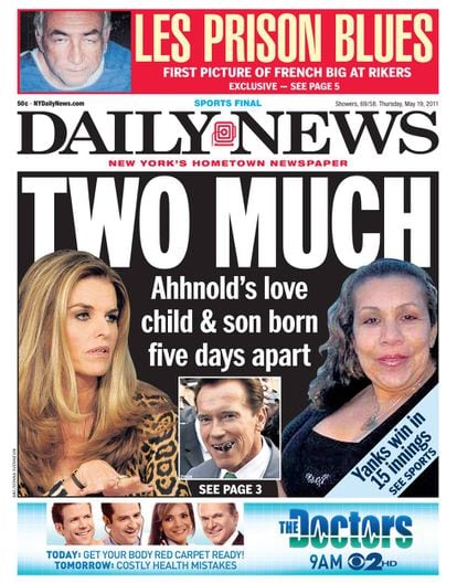 Essa capa do jornal Daily News mostrava as duas mulheres na vida de Arnold com uma machete que fazia um jogo de palavras em inglês com a palavra duas (em relação às mulheres) e “demais”.