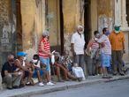 Varias personas esperan su turno para comprar alimentos, hoy viernes 16 del 2021, en La Habana, Cuba. FOTO Yander Zamora