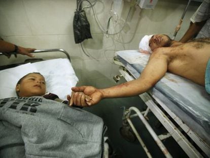 Um pai e um filho hospitalizados depois dos bombardeios israelenses em Gaza.