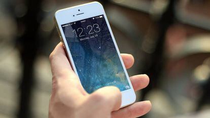 Usuário de um telefone da Apple, uma das empresas multadas na Itália por obsolescência programada.
