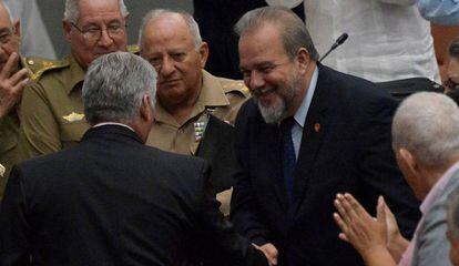 O primeiro-ministro de Cuba, Manuel Marrero, cumprimenta o presidente do país, Miguel Díaz-Canel (de costas), neste sábado.