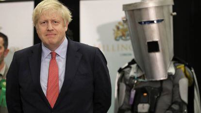 Boris Johnson deixa a sede do Partido Conservador, na madrugada desta sexta-feira, após conhecer os resultados eleitorais.