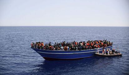 Fotografia fornecida pelos Médicos sem Fronteiras do resgate de uma barcaça de imigrantes no Mediterrâneo em 14 de maio.