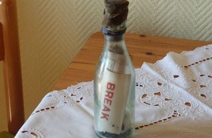 A garrafa com a mensagem, antes de ser aberta.