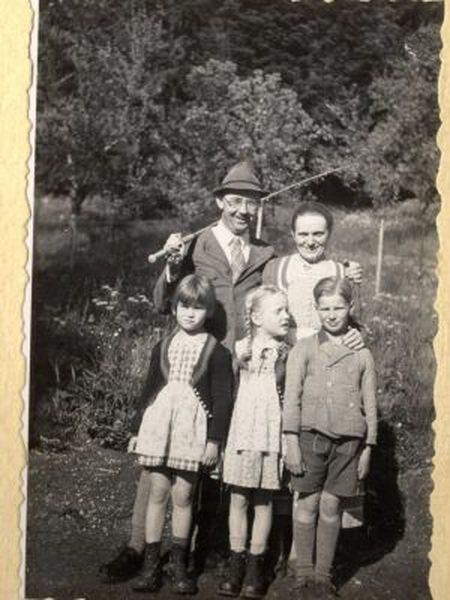 Himmler e sua esposa Margarete com seus dois filhos e uma amiga em 1935.
