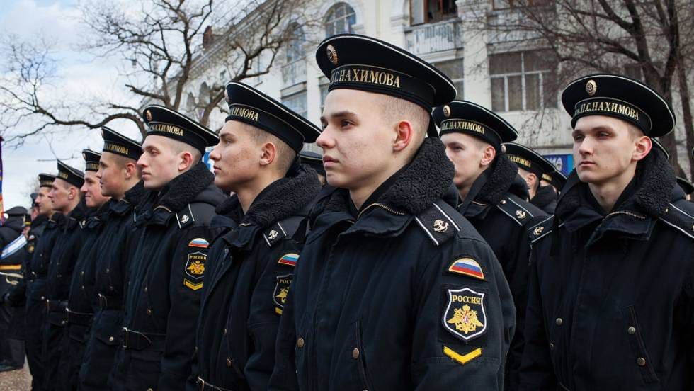 Cadetes da escola naval de Najimov, durante desfile em Sebastopol.