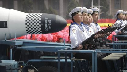 Membros da marinha norte-coreana desfilam em Pyongyang.
