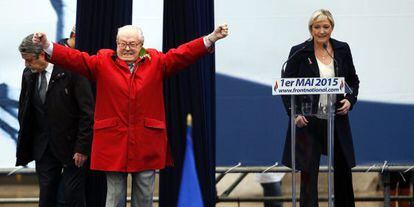 Jean-Marie Lhe Pen, de vermelho, e sua filha Marine Lhe Pen o passado maio em Paris.