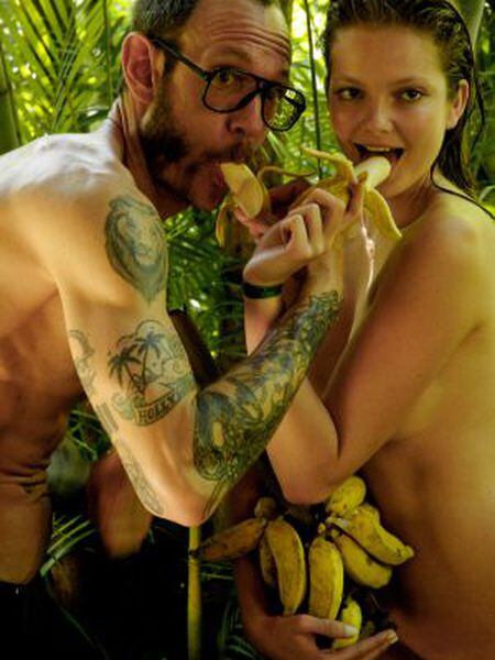 A modelo Enriko Mihalik posa com Terry Richardson para o calendário Pirelli 2010.