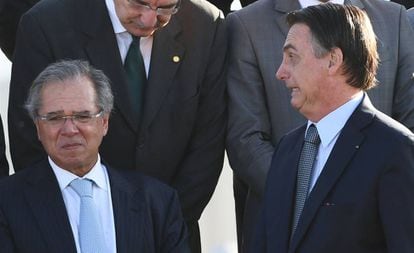 Presidente Jair Bolsonaro e ministro da Economia, Paulo Guedes, durante cerimônia no Palácio da Alvorada.