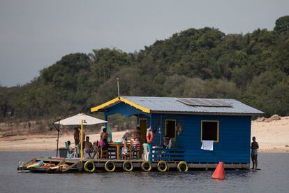 Festa em uma casa flutuante alugada no rio Negro, em Manaus.