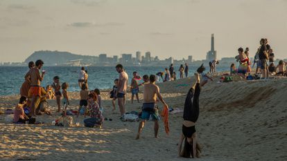 Dezenas de pessoas aproveitam as praias de Barcelona na reabertura da Catalunha.