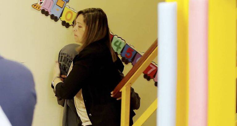 Adolescente vítima de estupro coletivo deixa delegacia.