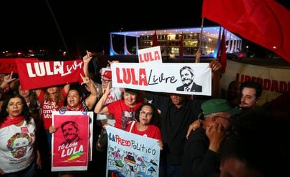Apoiadores do ex-presidente Lula comemoram decisão do STF, em Brasília.
