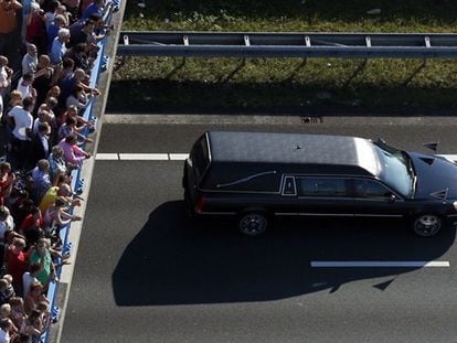 Milhares de pessoas presenciaram a comitiva fúnebre. / Foto: AFP | Vídeo: AFP