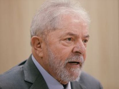 O ex-presidente petista entra em um pequeno auditório da superintendência da PF. Por duas horas, fala sobre a tristeza de perder o neto e faz um pronunciamento sobre sua prisão