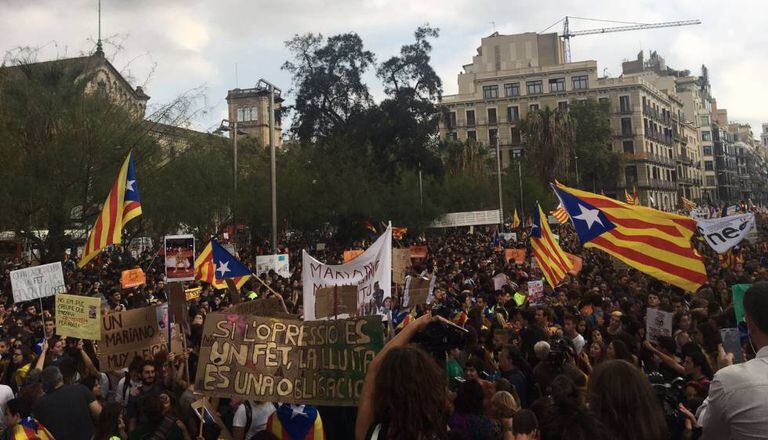 Manifestantes a favor do referendo em Barcelona.