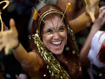 O bloco 'Céu na Terra', criado no bairro de Santa Teresa, saiu às ruas do Rio de Janeiro para esquentar o pré-Carnaval neste sábado, 3 de fevereiro