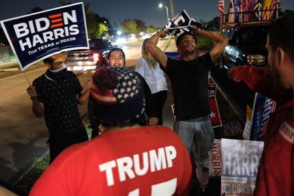 Apoiadores de Trump e se confrontam fora de um local de votação em Houston, Texas, nesta terça-feira.